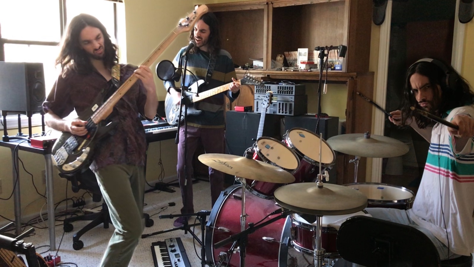 balloonatic making music